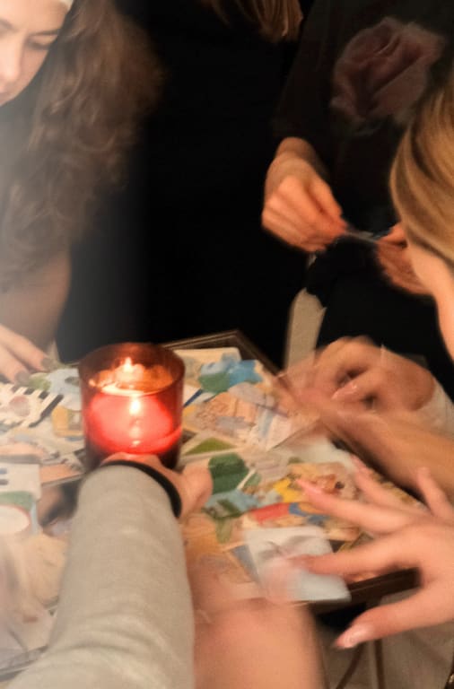 Résztvevők OH kártyákkal dolgoznak egy gyertya körül